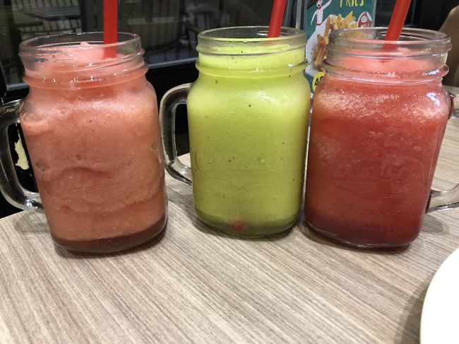 寒いのにフルーツshake…<br /><br /> ストロベリー、キウイ、ウォーターメロン<br />美味しかったけど、寒すぎて…