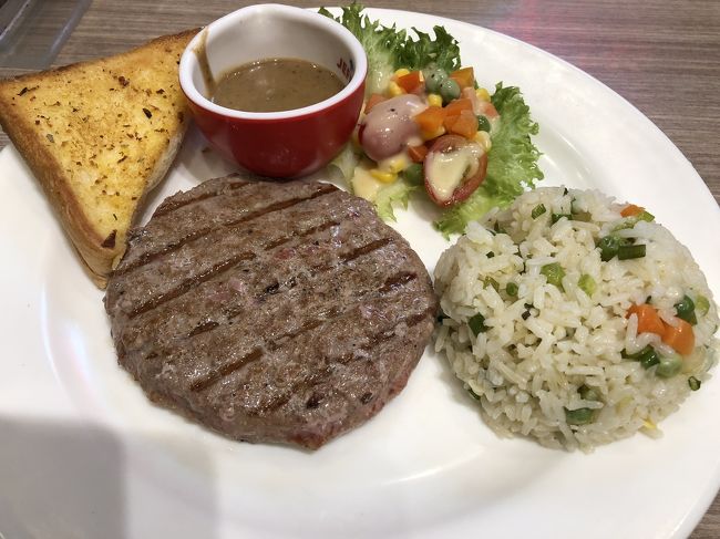 ステーキ、バターライス添え<br />うーん…<br />お肉は加工肉でした。<br />ソースもよく分からないお味…<br />でも、バターライスとガーリックトーストはおいしー！
