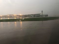 雨模様の北京首都国際空港に結局3時間ディレイしたまんまランディング。
天候不良でって流石に北京じゃ台風は関係無かったよね？