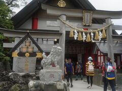 泉ヶ滝分岐点から富士スバルライン五合目のバス停に戻り、冨士山小御嶽山神社に行く。小御嶽は富士山より先に出現し、山岳信仰の霊地である富士山五合目に承平7年(937)に創建された。この神社は祭神として磐長姫命を祀っている。