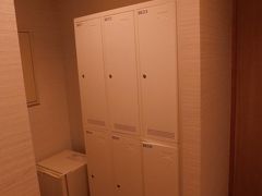 2019.08.06　高松
１泊２３００円くらいのセンチュリーホテルの相部屋。ウェルカムドリンクです、とクリスタルガイザー１本もらえた。冷蔵庫もあるし、大浴場もあるし…もちろん自腹である。