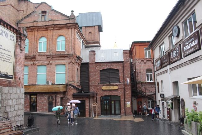 グム裏。<br />うーん雨のせいなのか、イマイチ。。。<br />お目当てのビューロナホーダク行ったけど、キリル文字のノートがない。。。去年のガイドブックの物は売ってないものが多いなぁ。ここではウラジオストクと入ったマグネット買いました。