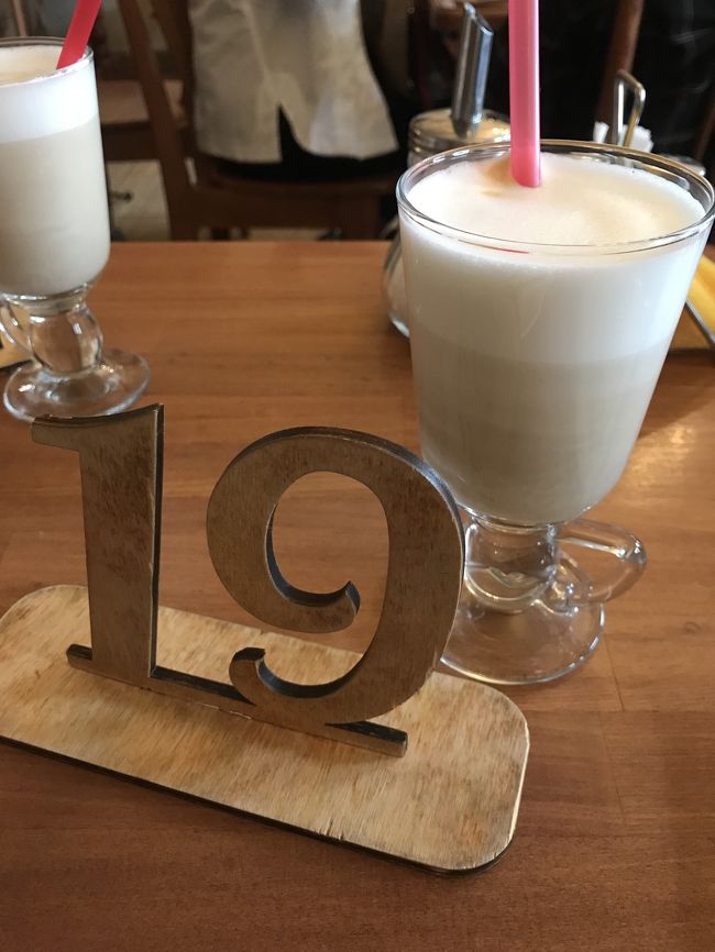 カウンターで注文したら可愛いナンバー頂きました。飲み物はホットカフェラテですが、ロシアはホットもストローが定番のようです。