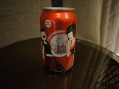 免費の飲み物は、コーラ、スプライト、水３本でした。

この缶センスいい