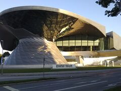 更に通りを挟んで西隣りにはＢＭＷのショールームであるBMWワールド(BMW Welt)の建物。