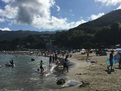 その後、ちょっと南下して長浜海浜公園へ。熱海サンビーチほどは混んでおらず、海の家やシャワーなど施設も充実した海水浴場です。
波でプカプカ、砂浜で砂遊びとひとしきり遊び、あっという間に夕方に。ここから北川温泉へ移動です。