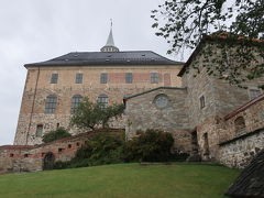 早速バスで移動。最初の観光地は
アーケシュフース城