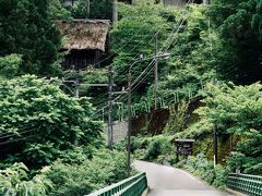 村上家の近くにある橋の先には、見るからにヤバい雰囲気の「流刑小屋」。
当時は橋がなく、加賀藩の流刑人を籠で渡して収容していたそうです。