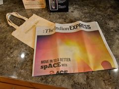 おはようございます！

新聞も頂きました。
The Indian Express紙。
うん、昨日はインドのエクスプレスに散々な目に合わされましたよ。