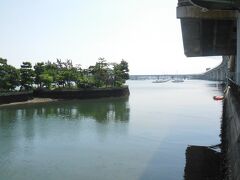 平潟湾が広がる。湖みたいな小さな入り江、手前に琵琶島神社が半島のように突き出る。
