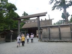 ご正宮に参拝させていただきます。
御祭神は豊受大御神（とようけのおおみかみ）。
内宮の天照大御神のお食事を司る神様で、衣食住・産業の守り神としても崇敬されています。