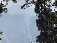 【称名滝滝見台】
称名滝は、350 mという日本一の落差を誇る滝で、日本の滝百選に選定されています。

