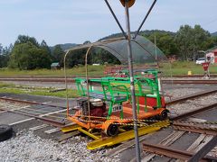 北海道ブルーとは関係ないですが、浜頓別を南下していくと仁宇布という集落があり、そこに密かな人気のトロッコ王国があります。
かつて国鉄美幸線が走っており、その廃線跡を利用して、バイク仕様のトロッコを運転できます。
飛騨のガッタッンゴーとは違い、エンジンで運転するので普通免許が必要です。