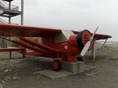 ここから、ミス・ビードル号（Miss Veedol）は、
日本からアメリカ米国ウェナッチまで最初の太平洋飛行に成功した飛行機である。