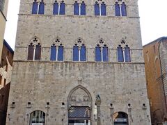 トロメーイの館（Palazzo Tolomei）
中世時代サリンベーニ家とライバル関係にあったトロメイ家の城館です。現在は銀行として使用されています。