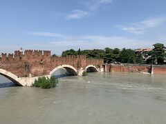カステルヴェッキオ博物館／Museo di Castelvecchioからの
カステルヴェッキオ橋／Ponte di Castelvecchio 