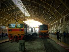 写真は、タイ国鉄「フアランポーン駅」

地下鉄「フアランポーン駅」に到着し、国鉄「フアランポーン駅」に向かって地下道を歩いていると、「国鉄フアランポーン駅はこちらです。」と日本語で声を掛けてきたおばさんが…
地下道から行けるって誰かのブログに書いてあったけどな～？(?_?)と思いながら、自信の無い私はおばさんの方に寄っていく。無料ガイドだというおばさんに連れられ、地下から外に出て道路を渡る。

目の前には国鉄「フアランポーン駅」が。おばさんの役目はここまでらしく、そこから少し若めの女性にバトンタッチ。その女性に案内され、駅構内へ。チケット売り場が見えたので、少し若めの女性にお礼を言いその場を去ろうとすると、その女性が「アユタヤ行きの電車は10:30まで無い」という。

私；「え？事前情報では8:20、8:30もあったけど。（でも、最近情報じゃないかも…）」
女性；「今日は金曜日だから10:30まで無い。月～木までは8:30もある」
現在の時間は7:30
私（心の声）；何その変則的な時刻。しかも今日も平日（金曜）だし。怪しい。

自分で確認した方が早そうなので、その女性にお礼を言いチケット売り場で時間を確認すると、8:30の電車はある。さっきの嘘は何だった？おばさんとその女性の本当の真意は分からないが、近場の観光地へ連れて行き、金を貰おうという魂胆だったのか？？謎
