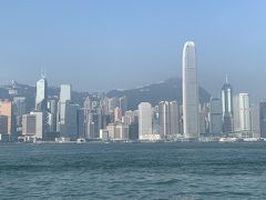 早晨香港！
写真は朝イチのビクトリア湾。

MTRの開通で、尖沙咀からオーシャンパークまで、２０分くらいで移動できるようになったのですが、姪っ子をスターフェリーに乗せたくて、ホテルで朝食をとってから、徒歩でスターフェリー乗り場まで移動しました。


