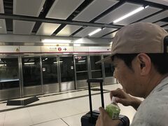 香港国際空港→九龍駅
呑気に食事を摂っていたら。。
九龍駅→ホテルまでの無料シャトルバス最終が出てしまったばかり??
慌てふためく私に、夫は直ぐに地下鉄経路を検索し、ホテルへ向かうことに。
ただただ面倒臭がり、夫に当たり散らす私。。
本当にゴメンなさいm(_ _)mなさい
九龍駅は、結構歩きますが地下鉄柯士甸駅と繋がっています。
ケリーホテルがある紅磡駅まで、２駅です。