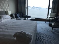 紅磡駅からタクシーを利用しようとしましたが。。
駅近くの施設で、EXOのコンサートがあったようで、駅周辺は大混雑??
タクシーに「ケリーホテル」と告げると、２００HKD??
歩くことを決め、夫は重いトランクを押し、大汗かいてホテルに到着です。
ありがとう(^^)

お部屋は、海が見えるタイプ。
北角メインですが、気持ち良い♪
ベッドも広い♪