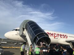 成田空港の第二ターミナルの外れにあった香港エクスプレス。
Webチェックインしたものの、大荷物のお客様が前に並び、結構な待ち（笑）
現地の皆さんは、預け荷物は当日現金払いみたいです。
周囲を見渡すと、日本人客は１組程度。
こんな時は、香港へ行かないわよね～
搭乗はバスでした。