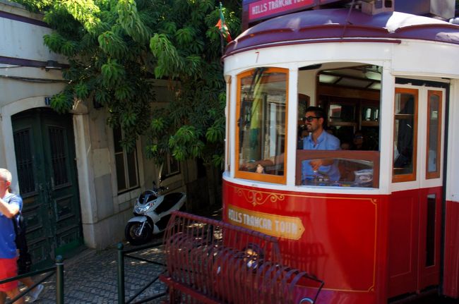 「子どもたちも寝ていることだし、このまましばらく乗っていようか」<br />「そうね、どうせぐるっと周って同じとこに戻ってくるはずだし」<br />妻と相談した結果、のんびりトラムによる周遊を楽しむことにした。しかし、思ったコースは通らず、いつの間にか見たこともない広場で降ろされた。<br />「どこやねん、ここ」<br />「さあ」<br />とりあえず、近くにロシオ広場行きの番号のトラムを見つけて乗り込む。