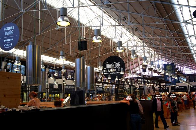 ホテルで少し休憩した後、テージョ川沿いのカイス・ド・ソドレ駅へバスに乗って繰り出した。お目当ては駅の向かいのリベイラ市場だ。この市場、二階が一大フードコートになっていて、色んなお店がオープンキッチンで食べ物を出していた。いくつかテイクアウトして、駅のスーパーで買い出しをしてホテルに戻った。すごい荷物が重い。その理由は・・