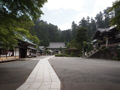 13：41　大山ケーブルからバスで伊勢原駅に戻り小田急線で新松田駅へ。
そこからタクシーを使ってお寺に到着。
門とか参道とかすっ飛ばして、運転手さんの顔パスで、いきなり総受付の脇まで来ちゃった。

大雄山　金剛寿院　道了尊　最乗寺　　関東三十六不動尊　第二番　清瀧不動尊

うわ！広い！ぐるりと堂宇に囲まれています。