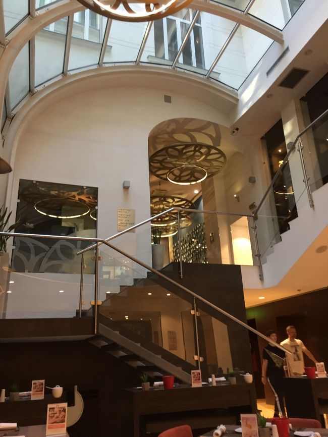 3日目朝、こちらは私達の宿泊先のPARLMENTホテルのレストラン。朝食を食べて、今日はこれからエゲル へ一泊の旅です。