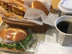 お昼ご飯は、鳥取駅の近くで簡単にパンを食べて済ませました。
GWだからなのか、全然お店が開いてなくて…