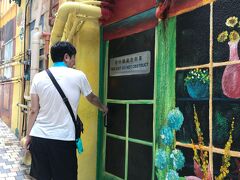 ストリートアート巡りに出発です！
上環・西営盤「芸術坊」を探すのには、一苦労しました。。
最新アートスポットのようですよ。
ふぅぅぅ。。
歩いて歩いて、ようやくね！