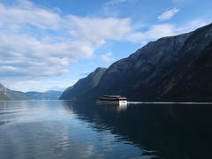 奥の山の方はノルウェー最大の
ソグネフィヨルドが広がっています。