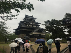 少し休んで松江城へ。
あいにくの雨でしたが、室内だからなのか人がたくさん。