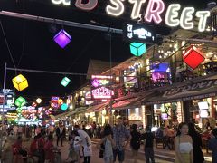 おなかがすいたので歩いてパブストリートへ。
ホテルからは徒歩10分もかからず。