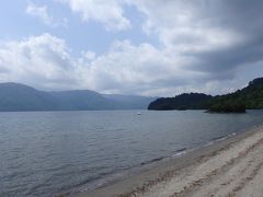 続いて十和田湖へ移動して来ました。
最大水深が日本３位で326mと聞いてびっくり、そんなに深いの～
ちなみに十和田湖も３回目です。奥入瀬渓流と十和田湖は基本セットですよね。