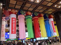 バスで仙台駅に到着しました。渋滞の恐れもあったのですがスムーズに到着しました。仙台はこの翌日から七夕祭りが始まるのでもう飾り付けがされていました。


