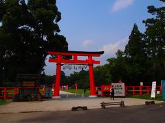 一の鳥居。
ものすごく天気が良かったから鳥居の朱色が映えるー！！！