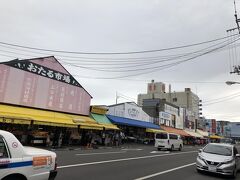 ホテルからタクシーで15分ほど。

札幌市中央卸売市場の場外市場にきました～！
朝から海鮮丼を食べます！（朝と言っても10時半ごろですが）

タクシーはとあるお店の前で止まりました。
リベートとかあるのかな？