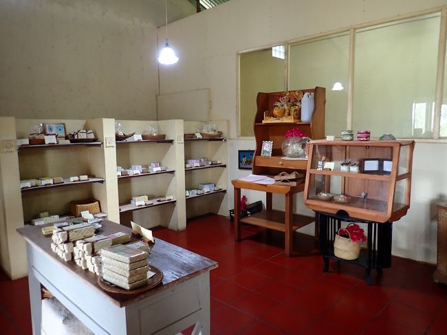 建物の2階に行くと、石鹸が売ってる。