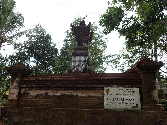 この看板を発見。ココナッツ石鹸の工房のようで、ココナッツ嫌いのNAMYは気乗りせず