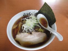 13:00前、沓形集落にある利尻ラーメンの人気店の味楽で名物の焼き醤油ラーメン（850円）をいただく。日時によっては行列のようだが、並ばずに入れた。味は濃いめで、自転車で汗をかき、疲れた体に染み渡る。