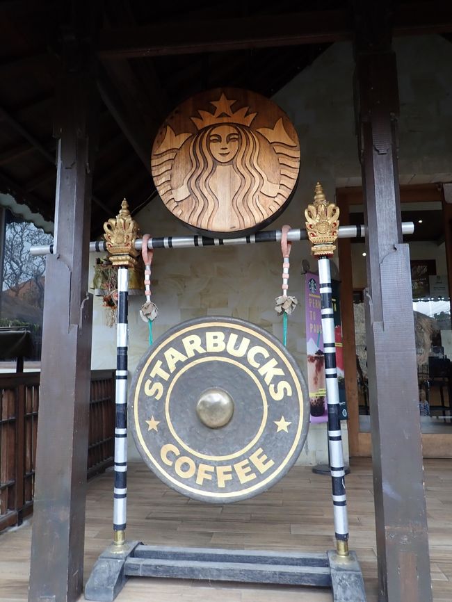 そして見つけたすたば。綺麗なトイレめがけ母上一目散。トイレから出てきて、紙ないから、店員に補充するように言えと母上に言われ、店員にお伝えする。私のインドネシア語、そんなとこで使うものではないはず(笑)