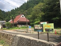 駐車場はあるのですが、満車だったので、山道の途中で路駐をするように言われました。少し歩く必要がありましたが、駐車場代400円かからなくてすみました。