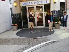 途中のHOPEという街でお昼を取って、16：30にバンクーバーのこの日のお宿、Delta Hotels Vancouver Downtown Suiteに到着。