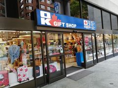 続いて、前回はいろいろお土産を買ったOK GIFT SHOP。目が肥えてくると、結構お値段が良い気がするんですよね。結局、何も買わず・・・