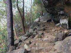 こちらの岩、
最初は人の中を裸足で通り抜け、
こんな感じの普通の階段から始まります。