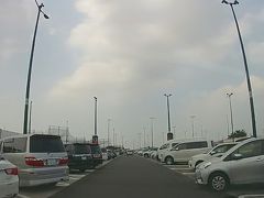 海老名サービスエリア
今日は金曜日、平日でしたが、夏休みシーズンは家族連れでサービスエリアは混んでいました。

東名高速も横浜インターを過ぎるまでノロノロ運転だったので、ドライブは春か秋の平日の方が良いようですね。