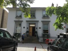 The Abbey Road Shop  ビートルズの聖地 アビーロード。セントジョンズウッドステーションそば。ビートルズ人気が凄いと実感できる場所。多くの人が観光に来ていました。横断歩道もショップも賑わっていて、記念品も買えるし、非常に楽しかった。