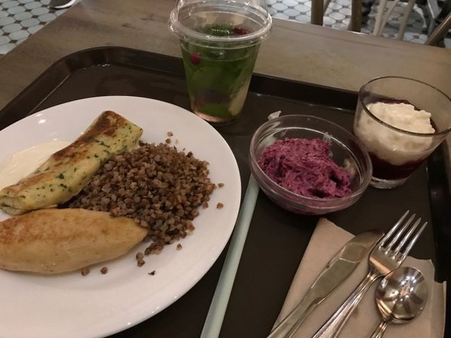 同上<br /><br />とにかくいろいろあるので目移りしてしばらくウロウロしてしまったけど、なんとか選んだ結果「映え」の対極にあるような結果に（笑）。<br />白いお皿の下側は鶏のコトレット、左上はホウレンソウのブリヌイ（ロシア風クレープ）、その横の茶色いのは、えーと、カーシャだったかな。ソバの実？<br />ガラスの器に入った紫の物は、ビーツのサラダ。恐る恐る食べたけど、これがすごく美味しくてびっくり。しば漬の味を柔らかく薄めたというか、乳化したような感じ。その右隣はデザート。飲み物はミントとクランベリーのハーブウォーター的なもの。しめて8.1ユーロ。