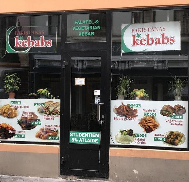 パキスタン料理屋＠リガ旧市街<br /><br />こんなとこにも！という感じで思わずパチリ。<br />休みなのか休憩時間なのか、このときやっていなかったのだけど、お店の前で憮然としてウロウロする南アジア系の人がいた。